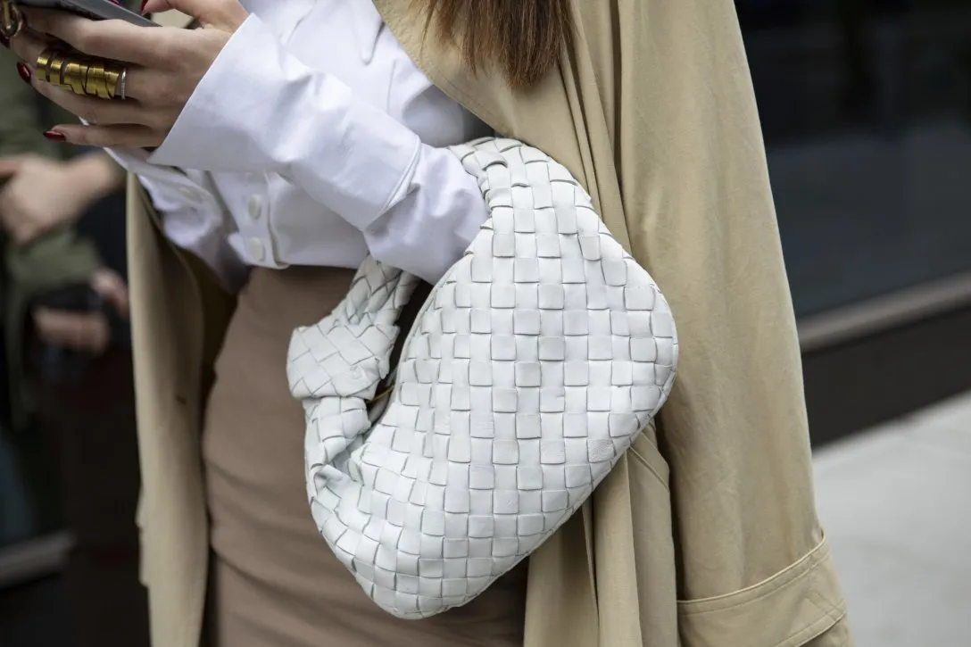 Czy białe torebki są modne? Poznaj najnowsze trendy i stylizacje