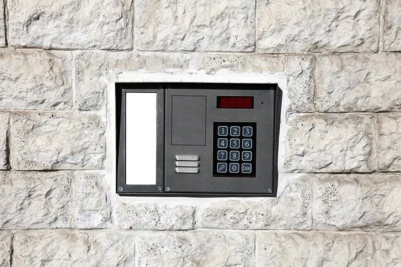 Ile kosztuje montaż domofonu w 2025: Kompletny cennik z całej Polski