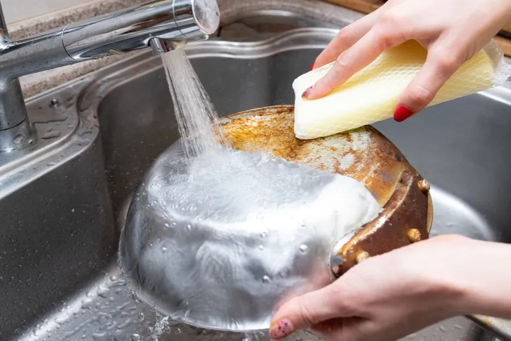 Skuteczne sposoby na to, jak umyć patelnie od spodu bez wysiłku
