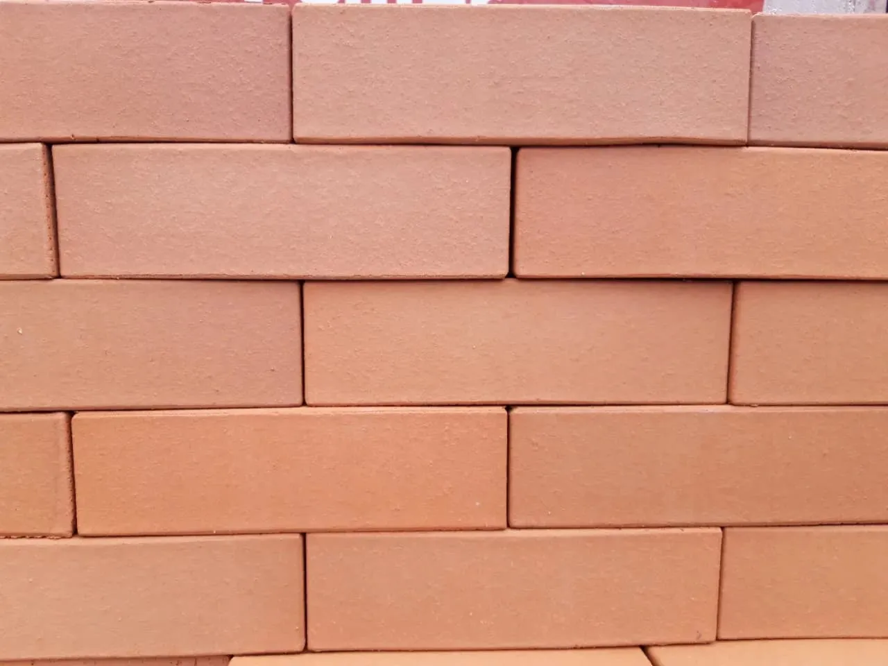 Ile kosztuje cegła klinkierowa na komin? Sprawdź ceny i oszczędności