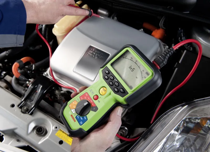 Jak zmierzyć pobór prądu w samochodzie i uniknąć rozładowania akumulatora