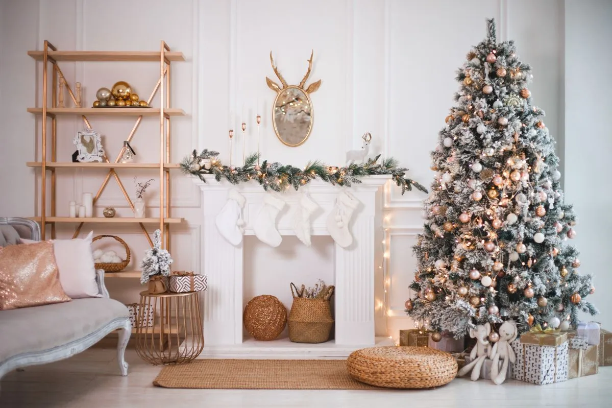 Biała choinka – najlepsze ozdoby, które zachwycą każdego miłośnika świąt