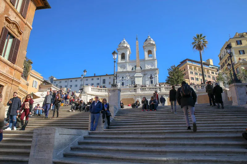 Tajemnice schodów hiszpańskich: ile stopni i jak je projektować?