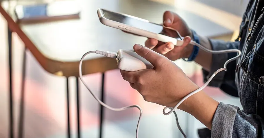 Czy powerbank można zabrać do samolotu Wizz Air? Poznaj zasady i ograniczenia