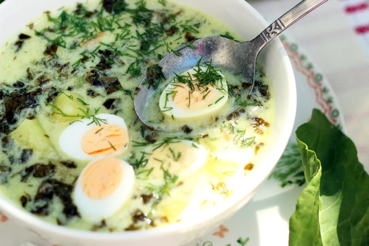 Jak zrobić zupę szczawiową ze świeżego szczawiu - prosty przepis, który zachwyci