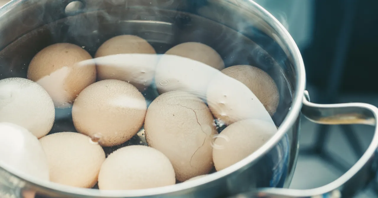 Jajka: Jak długo gotować, by były idealne? Czasy i triki