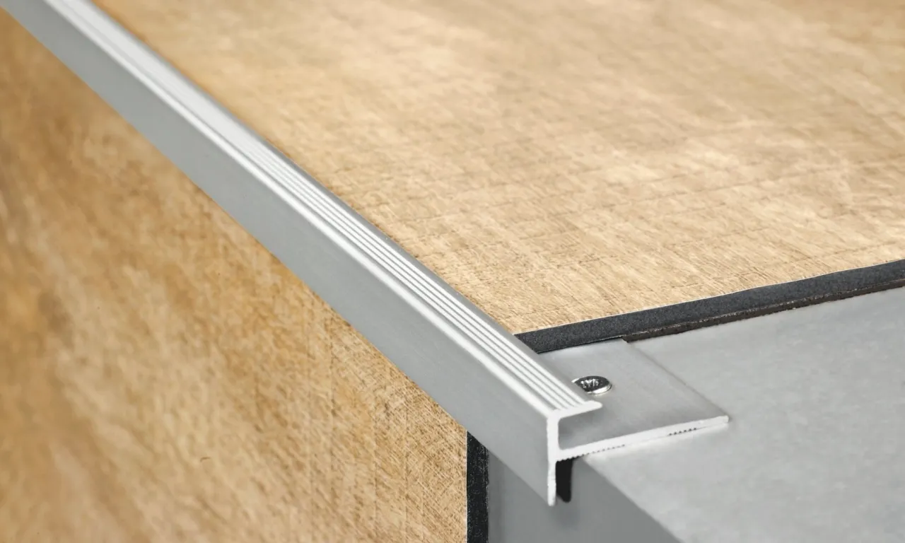 Profesjonalny montaż paneli na schodach krok po kroku bez błędów