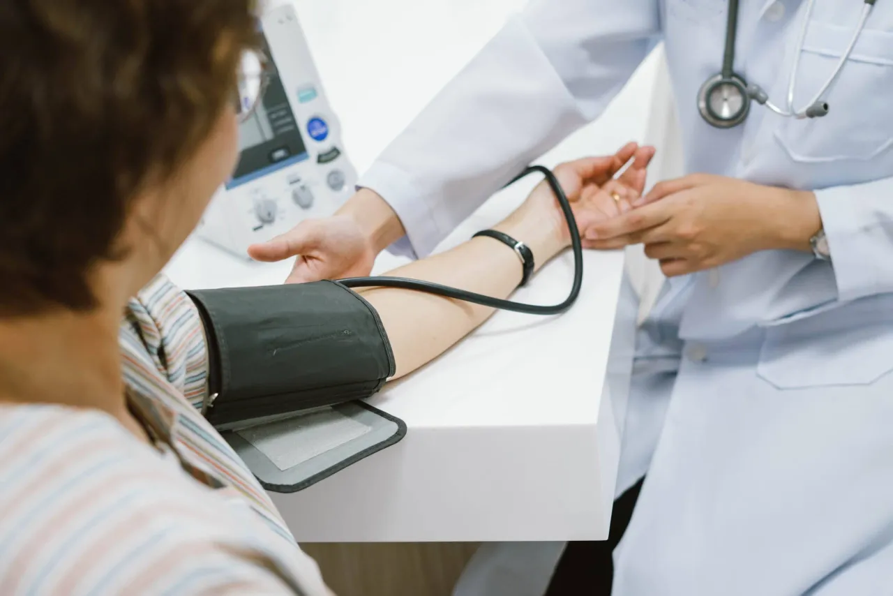 Czy cholesterol powoduje nadciśnienie? Odkryj niebezpieczne powiązania