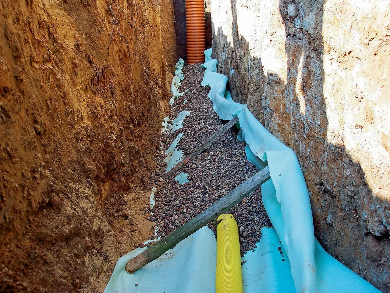 Drenaż wokół starego domu - Czy to ratunek przed wilgocią?