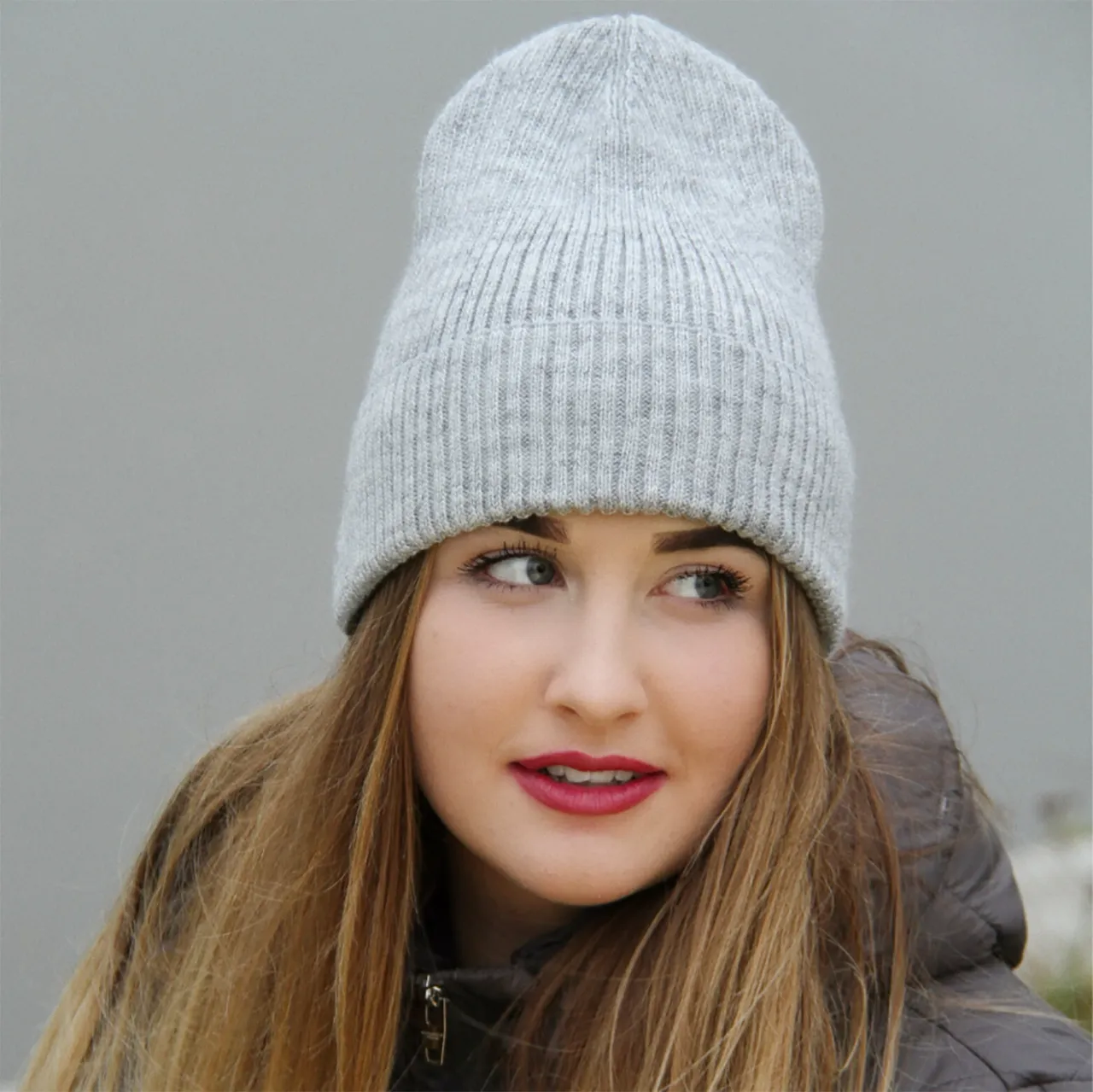 Stylowa czapka zimowa: jak dobrać idealny model? Poradnik