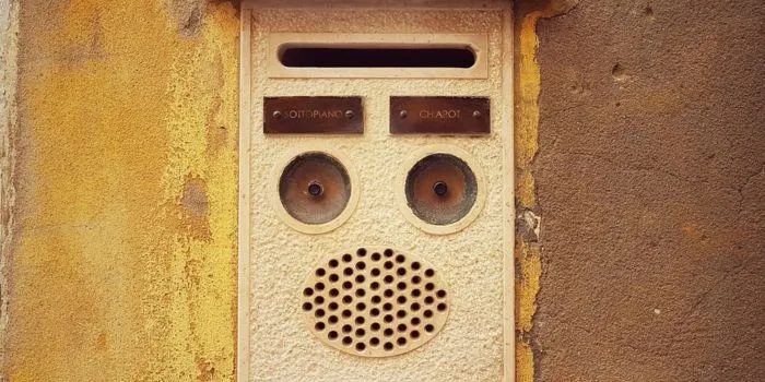 Jak działa domofon w bloku? Odkryj jego tajemnice i funkcje