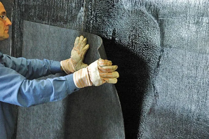 Izolacja pionowa fundamentów masą bitumiczną: Skuteczna ochrona