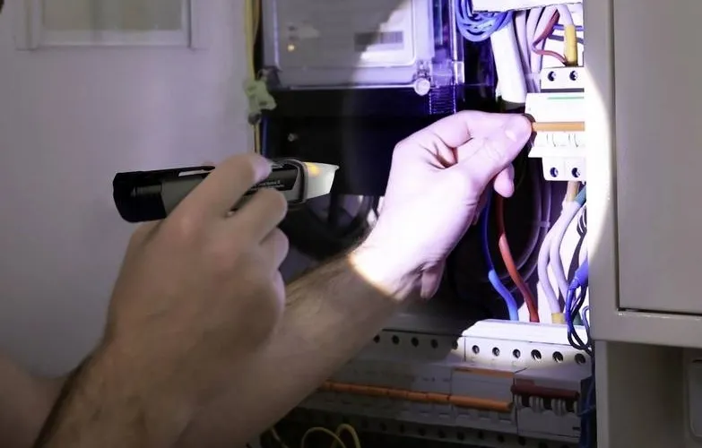 Próbnik prądu: Jak bezpiecznie sprawdzić instalację elektryczną?