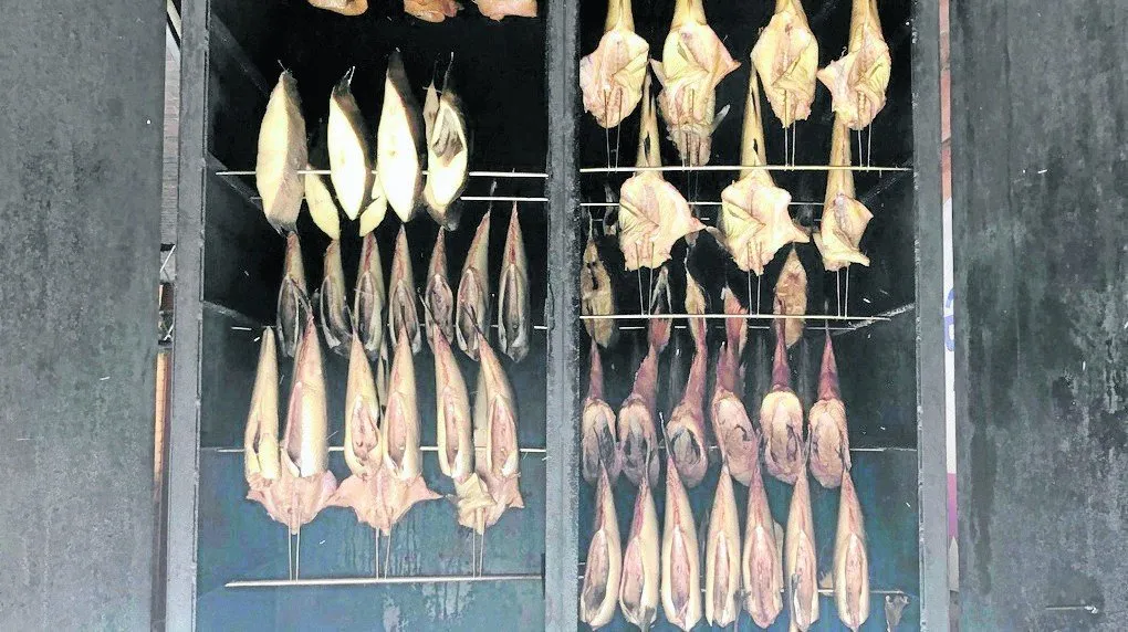 Jakie ryby wędzone nad Bałtykiem warto spróbować i gdzie je kupić