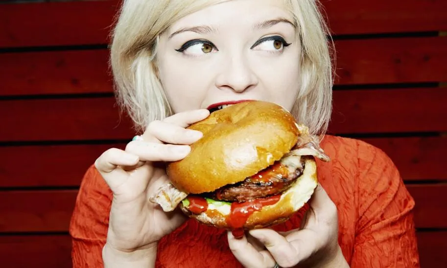 Jedz burgera elegancko: Sekrety stabilnego chwytu i sztućców