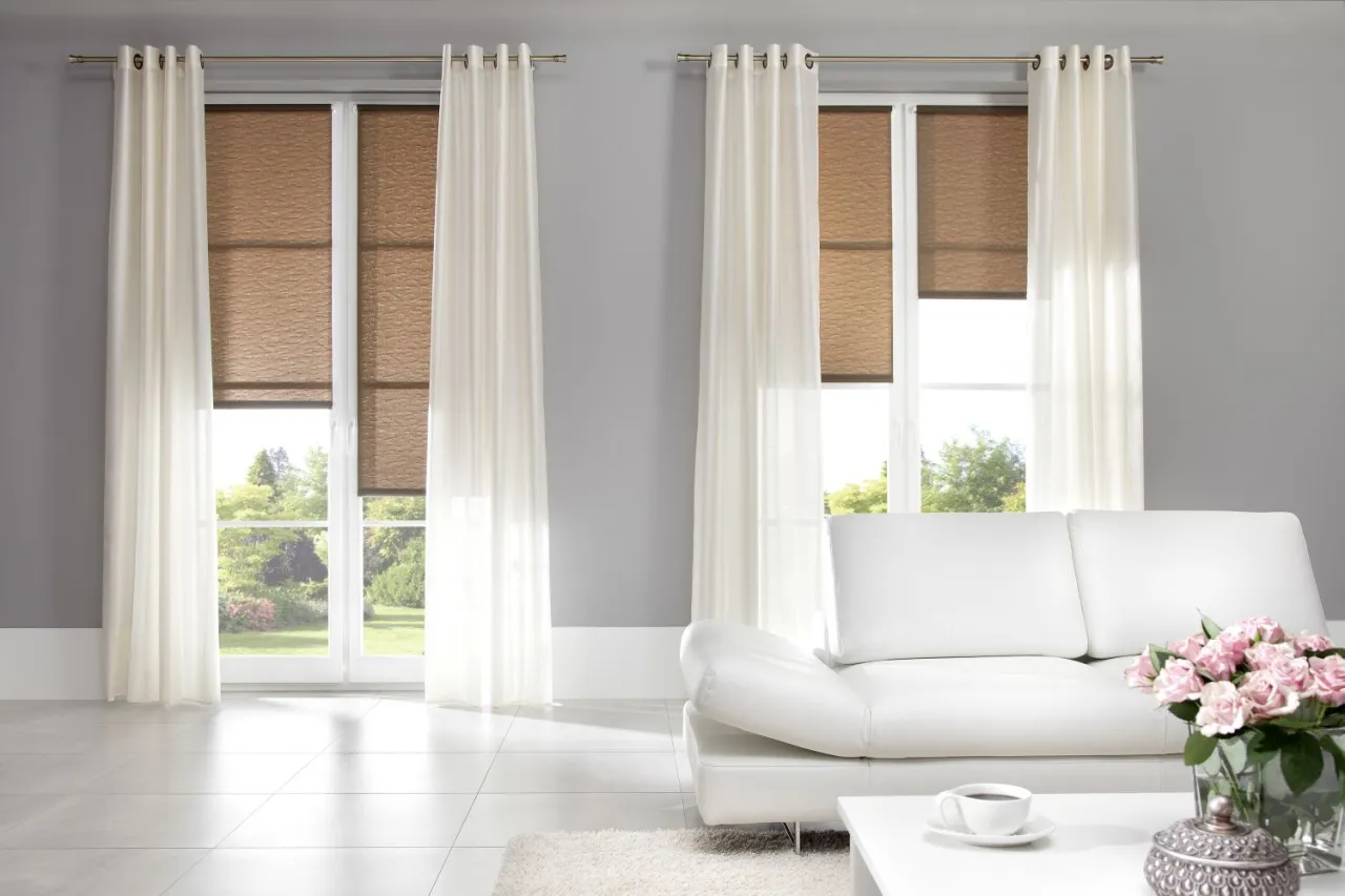 Karnisz na okno czy na całą ścianę? Sprawdź, co wybrać w swoim wnętrzu.