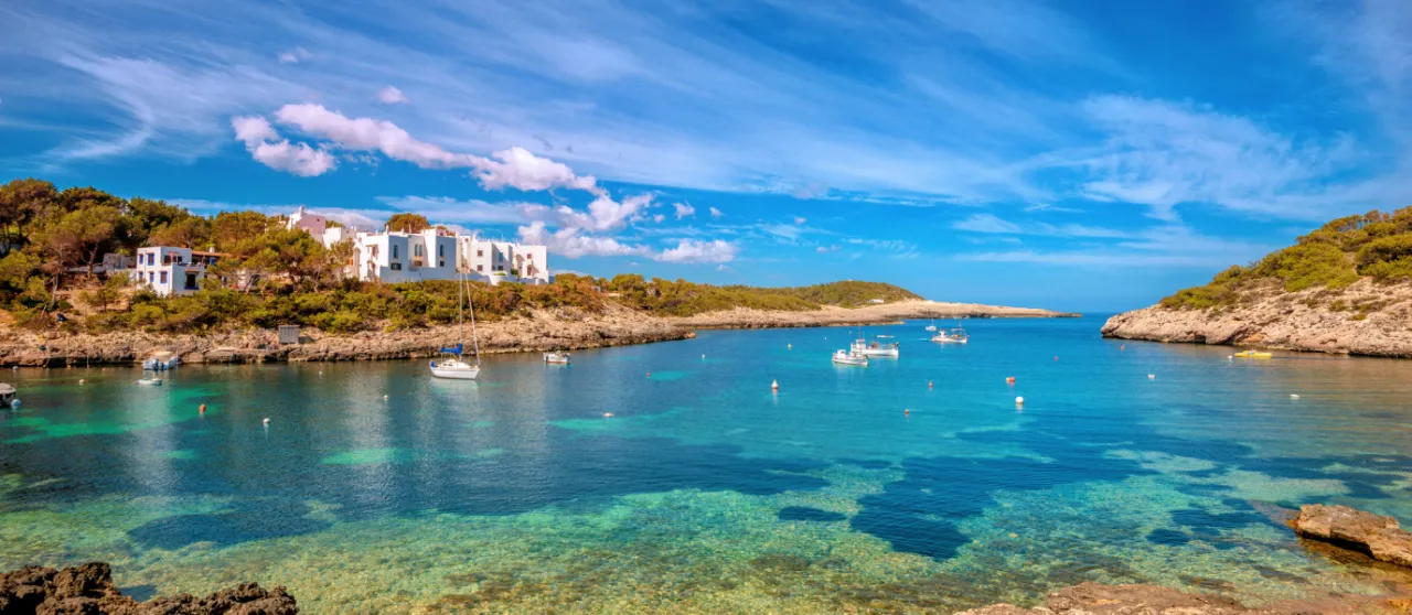 Lugares imprescindibles que visitar en Ibiza para una experiencia única