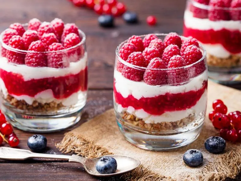 Szybkie pomysły co zrobić z malinami, które zachwycą Twoich gości