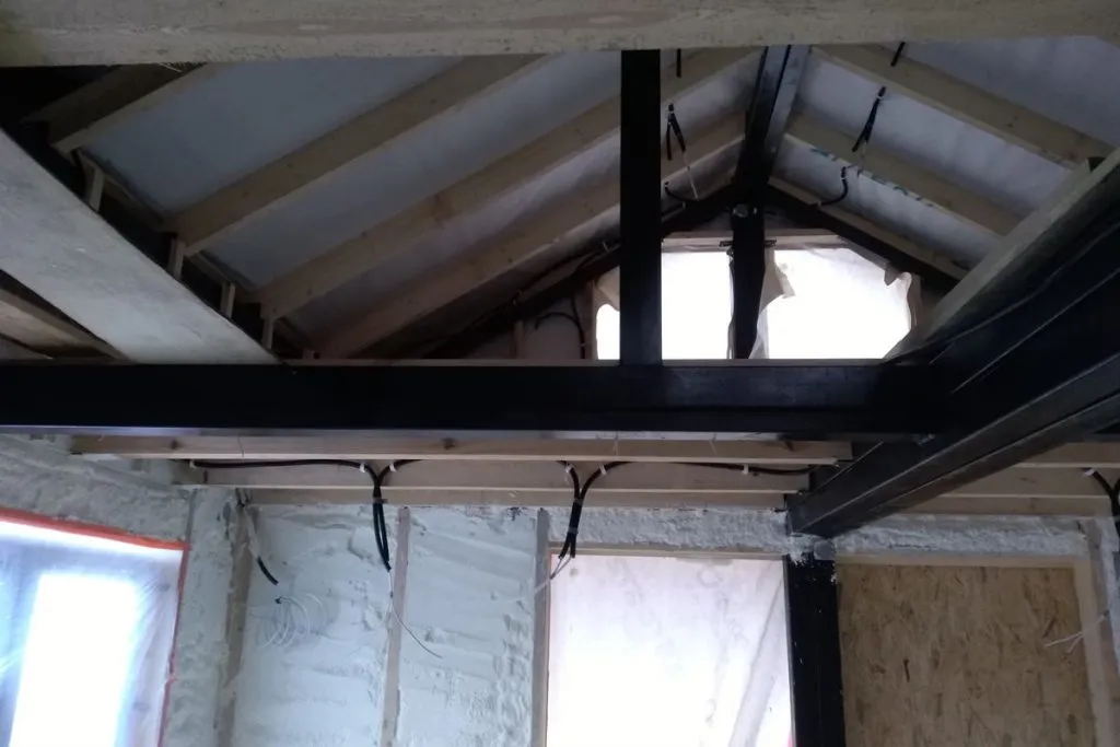 Skuteczne materiały na izolację poddasza, które zaoszczędzą Twój czas i pieniądze