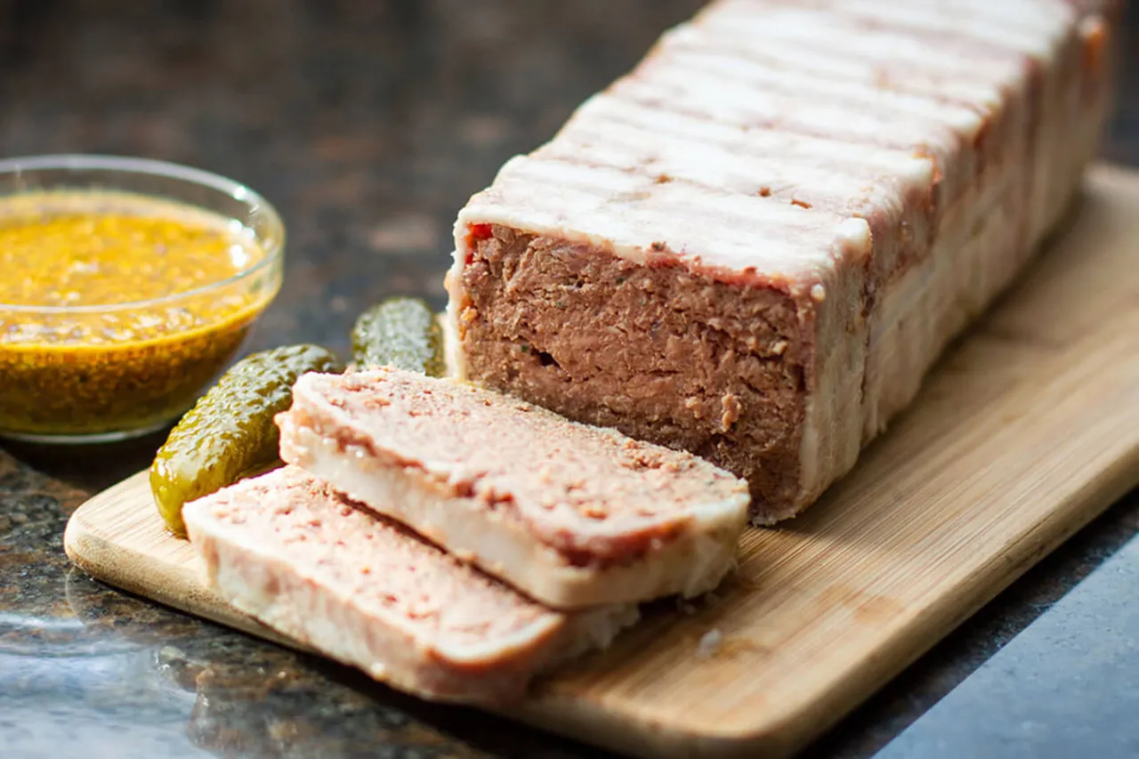 Kiedy wyjmujemy pasztet z piekarnika, aby uniknąć jego wysuszenia?