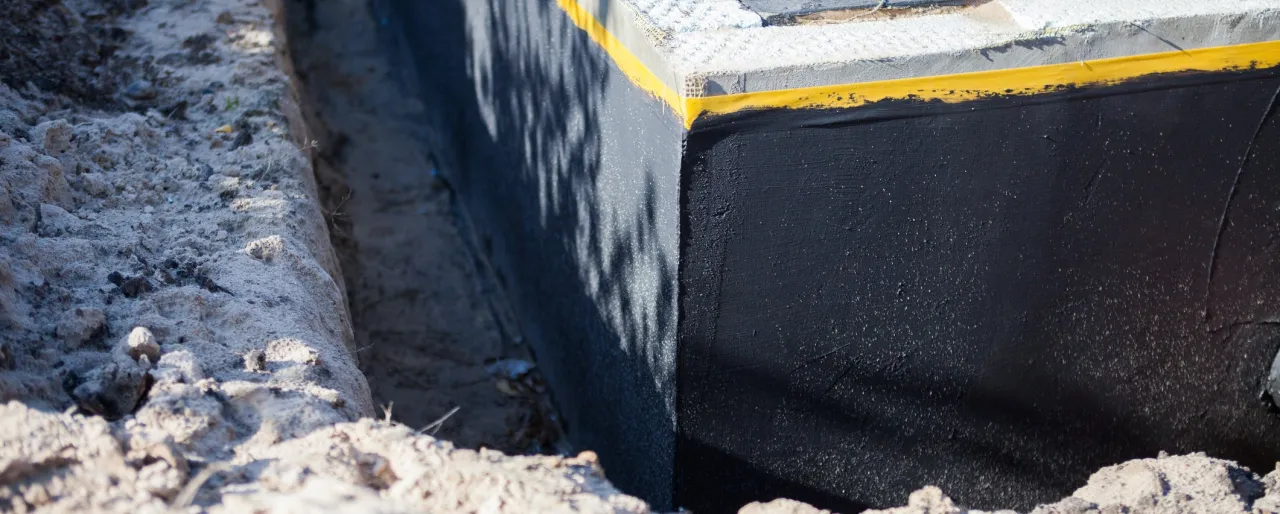 Skuteczne materiały na izolację pionową fundamentów, które ochronią przed wilgocią