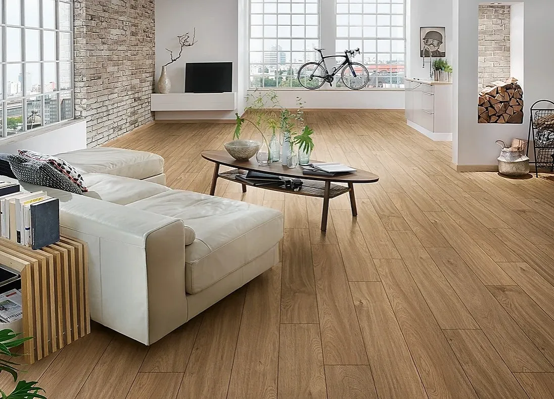 Jasna podłoga w salonie: Jakie meble wybrać? Poradnik eksperta