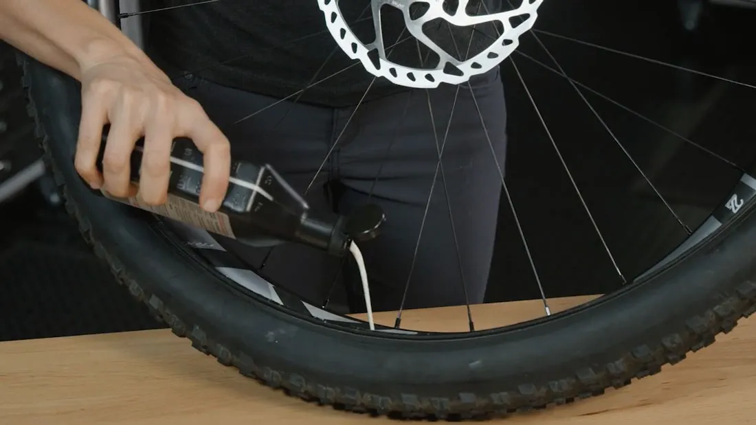 Jak napompować oponę bezdętkową bez problemów - proste kroki i porady