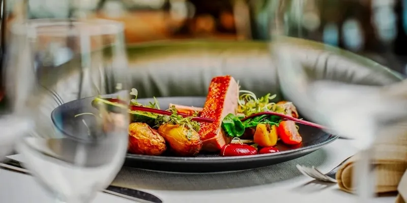 Mikołajki gdzie zjeść: najlepsze restauracje na każdą kieszeń