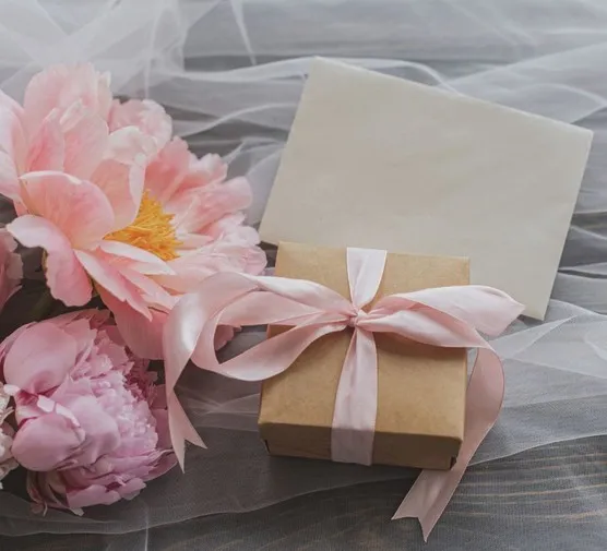 Prezent ślubny: Ile do koperty? Pomysły, przeżycia i czego unikać.