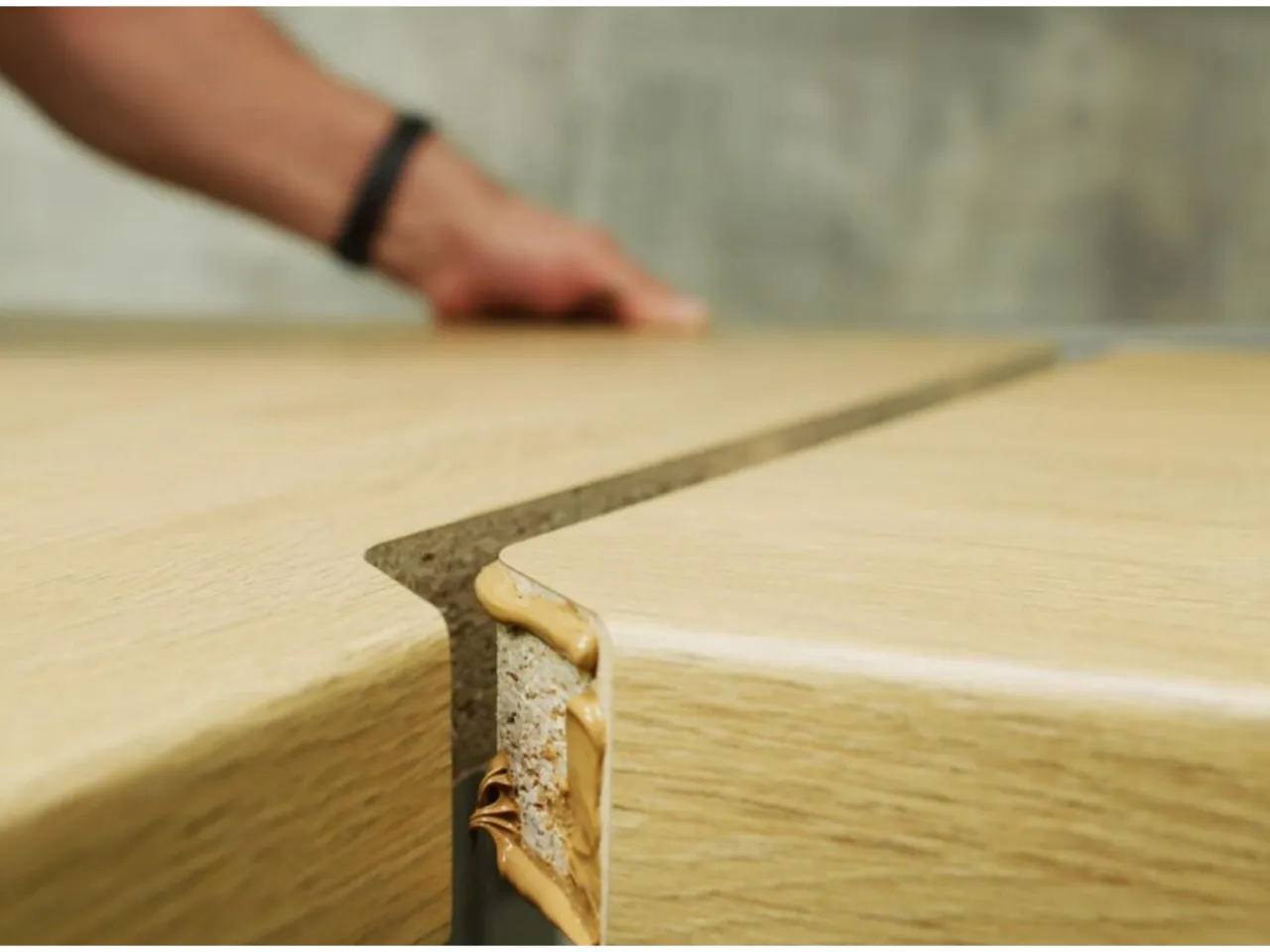 Jak zabezpieczyć łączenie blatów kuchennych przed wilgocią i brudem