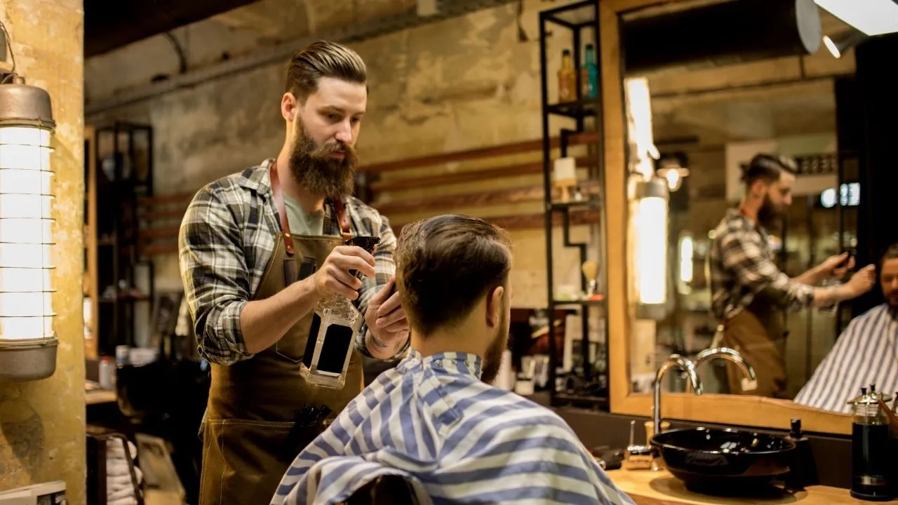 Dlaczego fryzjer ma w swojej torbie profesjonalne narzędzia Krest?