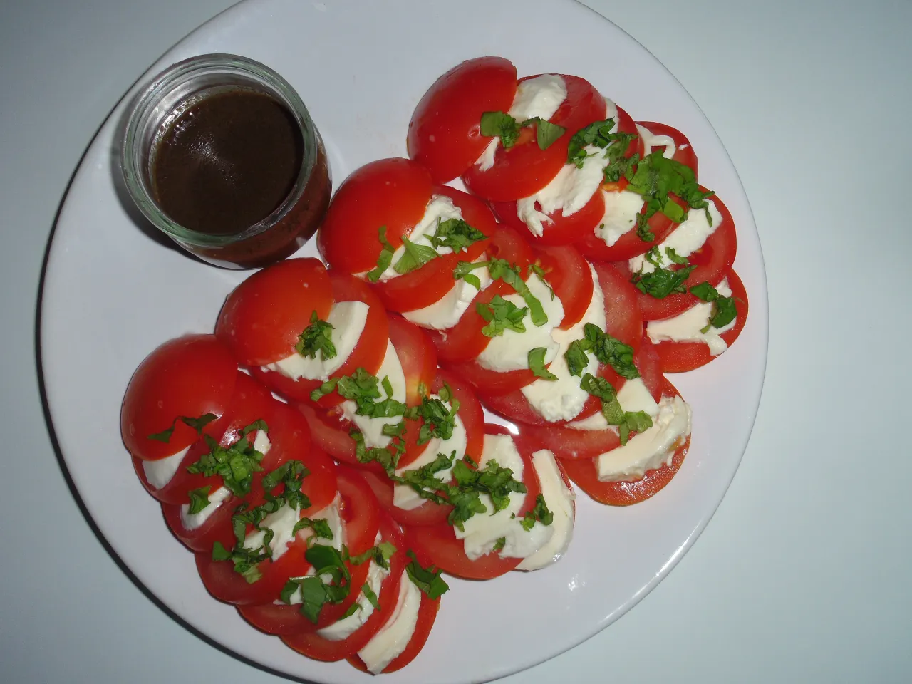 Sosy do pomidorów z mozzarellą: Klasyka, wariacje i triki!