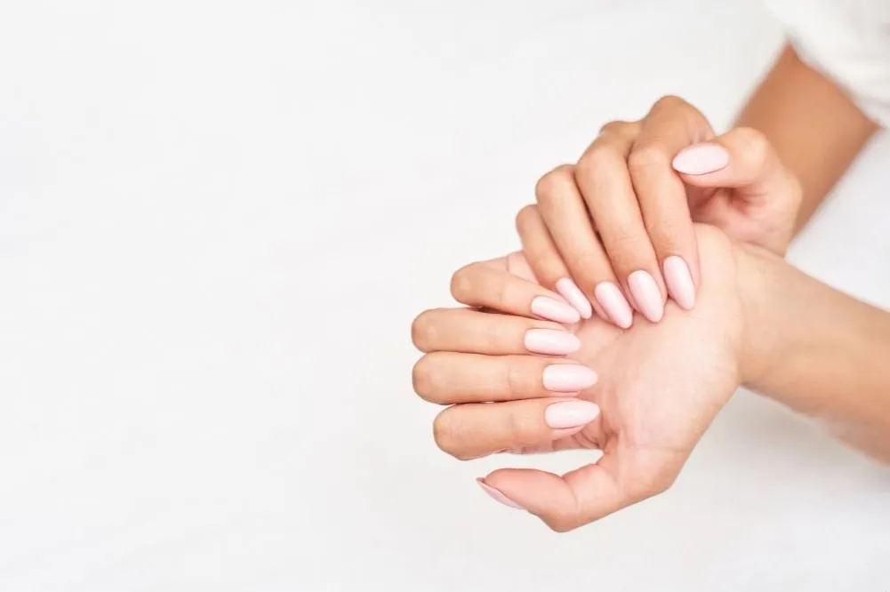 Jak przedłużyć paznokcie na tipsie – uniknij najczęstszych błędów