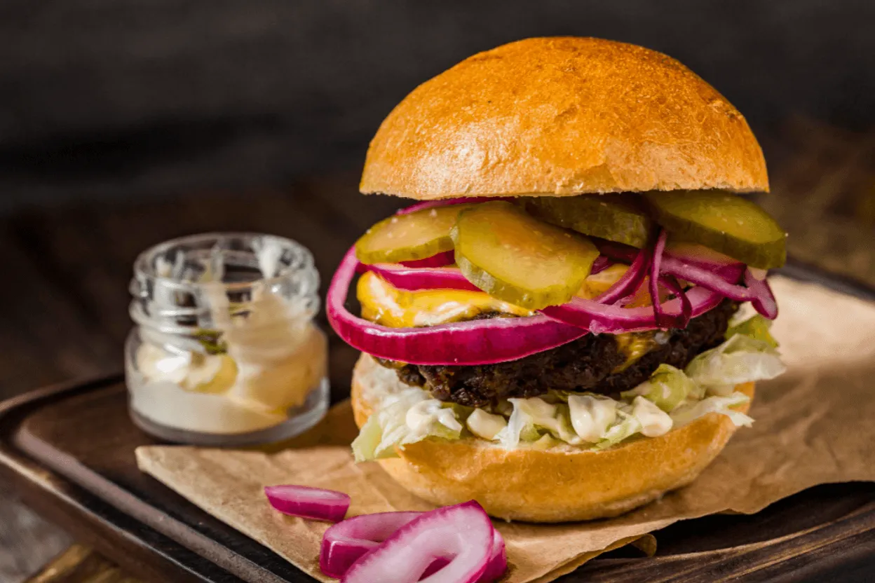 Ile piec hamburgery w piekarniku? Prosty sposób na soczyste i smaczne burgery