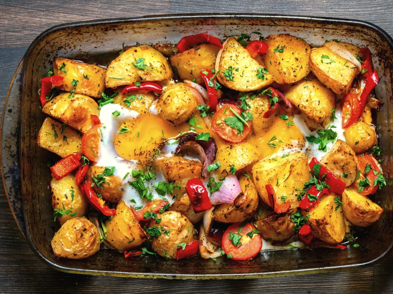 Prosta zapiekanka warzywna w sosie pomidorowym, która zachwyci smakiem