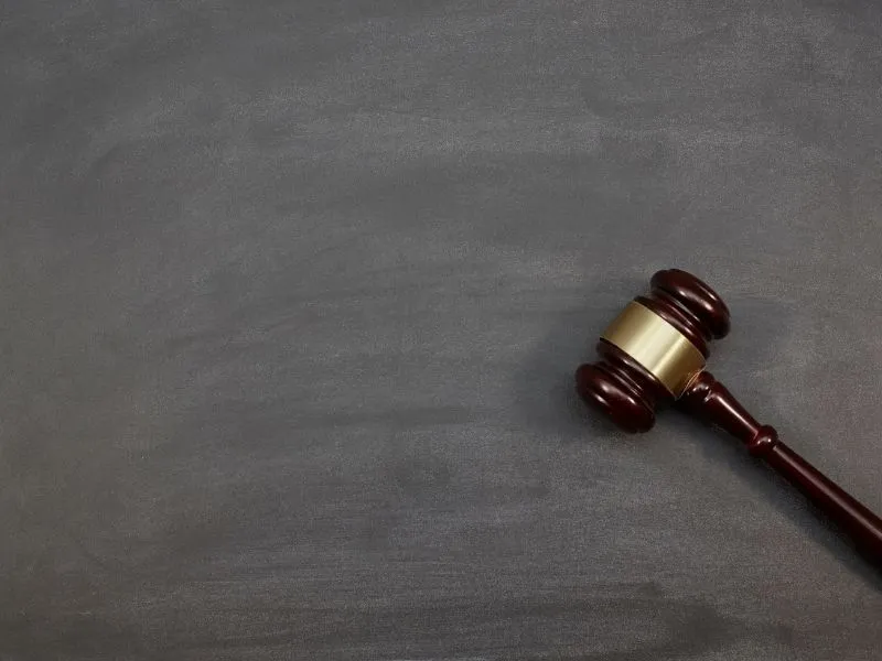 Ile trwa uprawomocnienie wyroku karnego? Poznaj kluczowe terminy