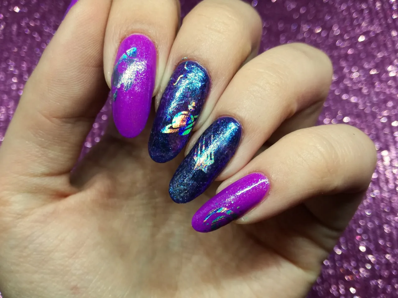 Folia transferowa: Jak zrobić efekt WOW na paznokciach? Poradnik