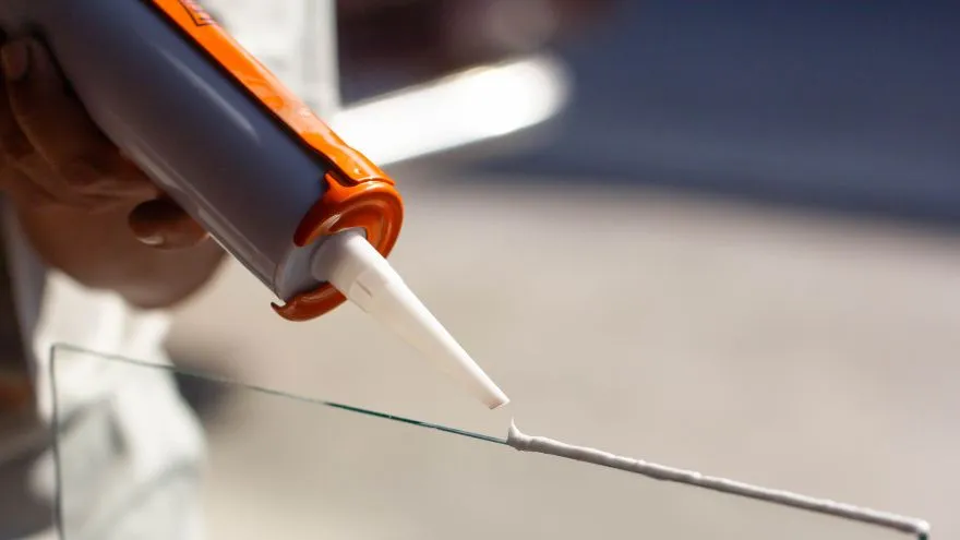 Ile kosztuje silikon? Sprawdź ceny i wybierz najlepszy produkt