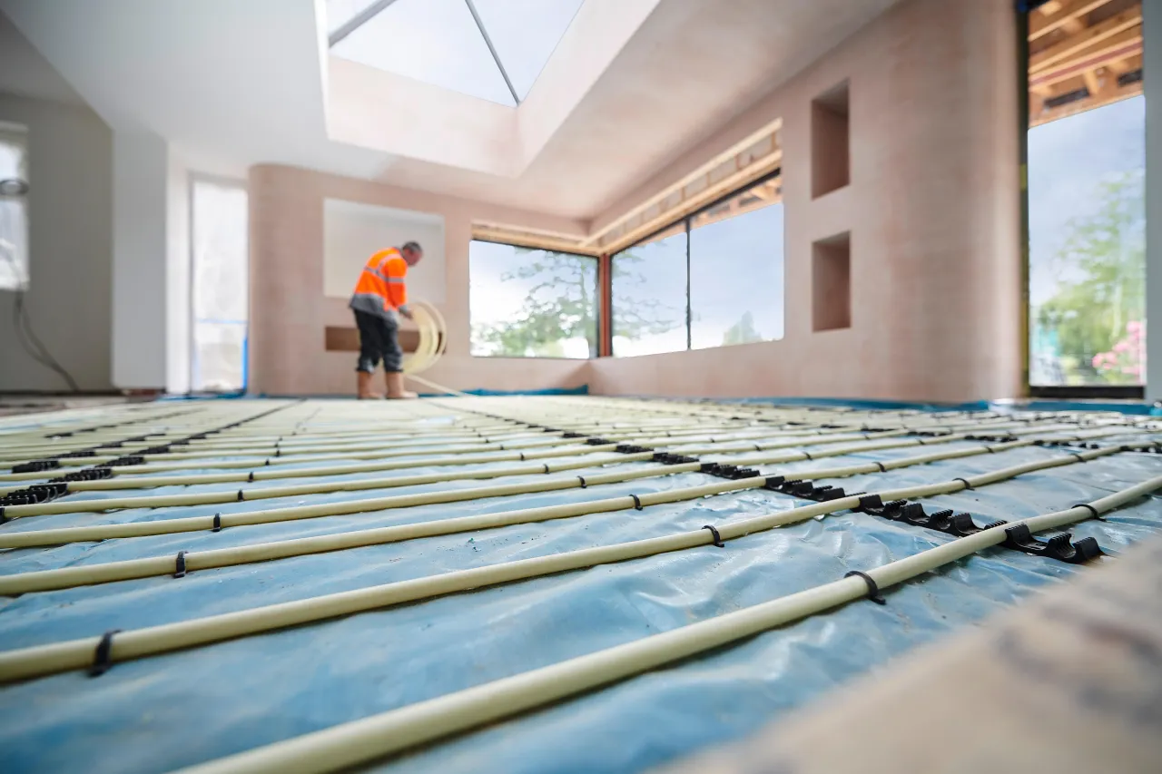 Czy buduje się ogrzewanie podłogowe pod meblami? Oto co warto wiedzieć