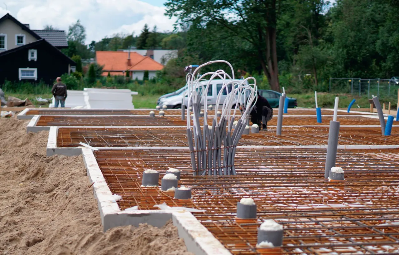 Jak położyć fundament? Praktyczny przewodnik krok po kroku