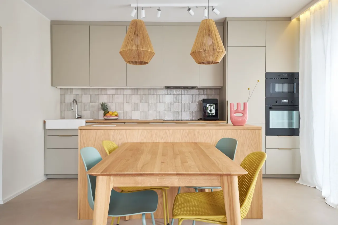 Co na ścianę w kuchni? Inspiracje, materiały i trendy 2024