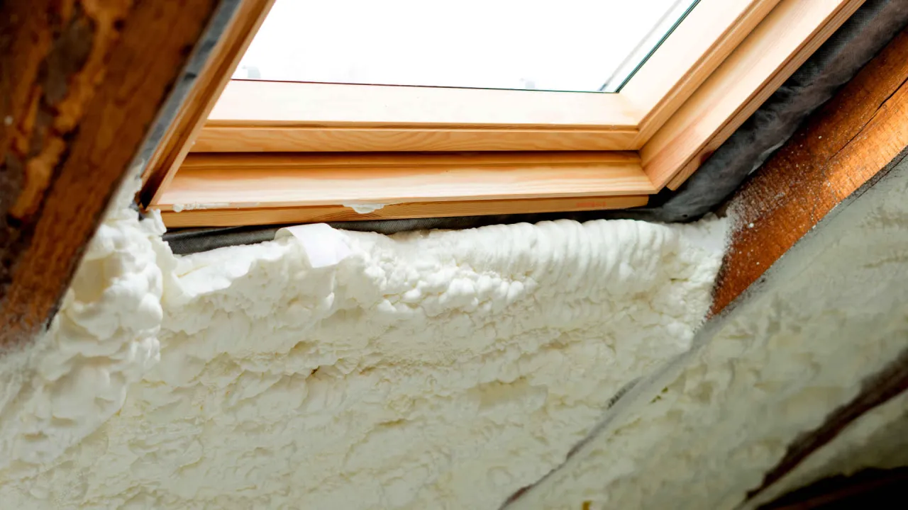 Jak docieplić okno dachowe i uniknąć strat ciepła w domu Jak docieplić okno dachowe i uniknąć strat ciepła w domu