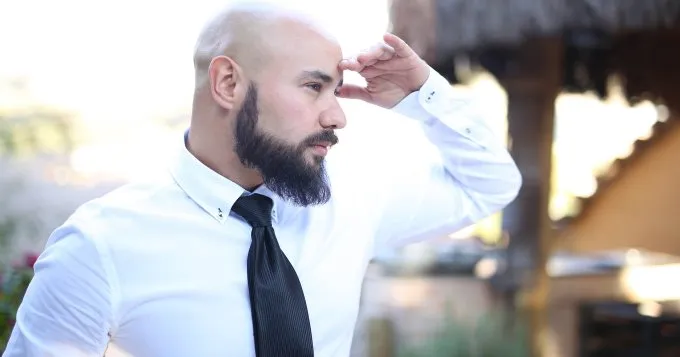 Jaki krawat do białej koszuli? Odkryj idealne połączenia na każdą okazję