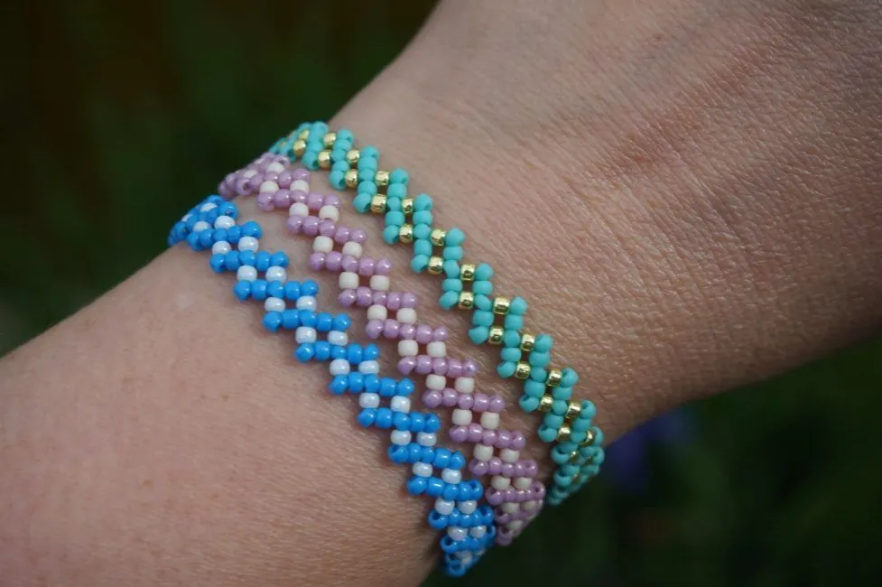 Jak zrobić bransoletki z koralików - wzory i techniki dla każdego