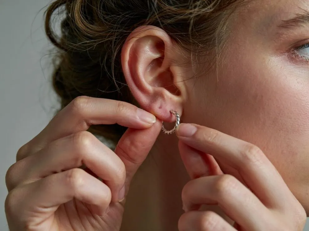 Jak założyć kolczyki kółka bez bólu i z łatwością