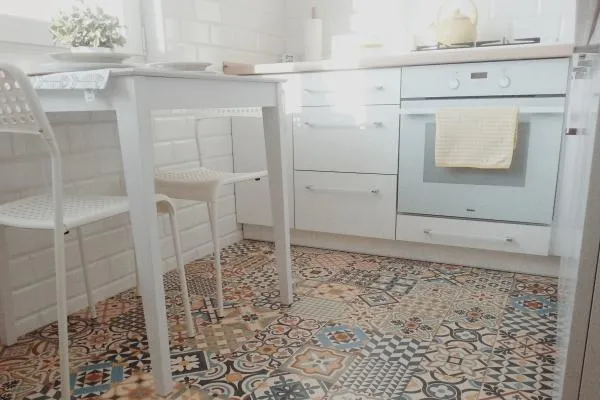 Co kłaść na podłogę w kuchni, by uniknąć problemów z wilgocią?