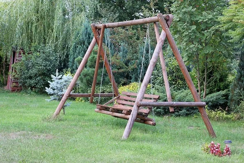 Jak zrobić drewnianą huśtawkę ogrodową – wymiary i konstrukcja krok po kroku