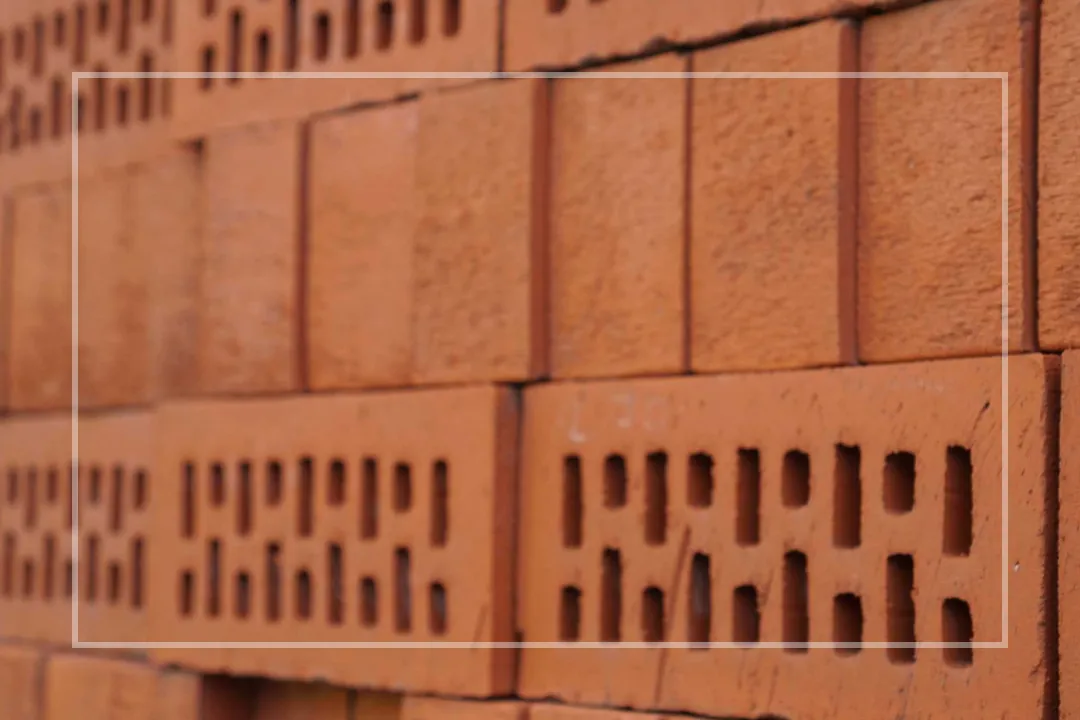 Cegła czy pustak – co wybrać, aby uniknąć wysokich kosztów budowy?