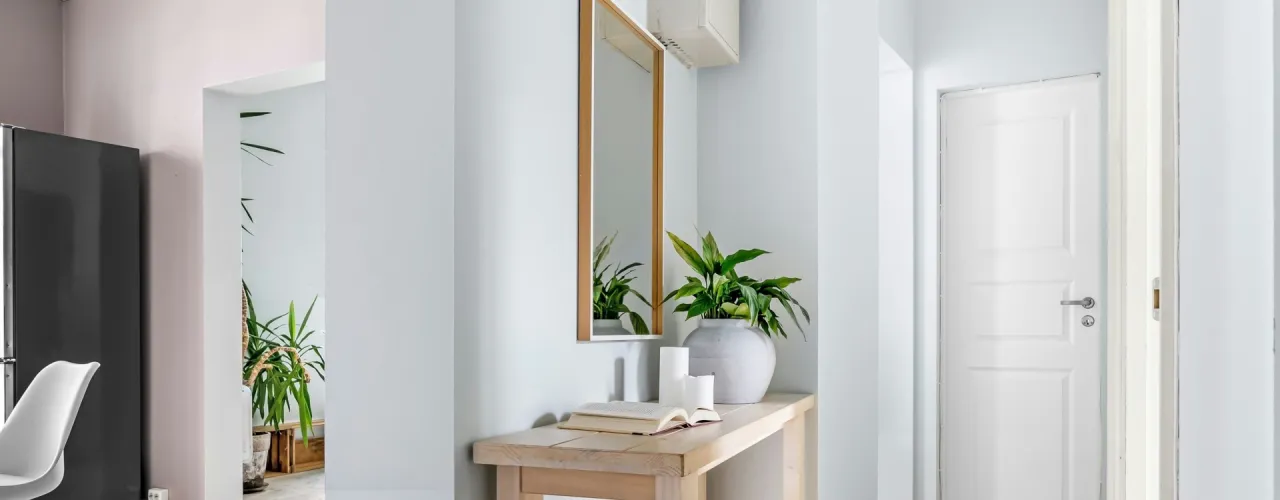 Gdzie powiesić lustro w przedpokoju, aby optycznie powiększyć przestrzeń