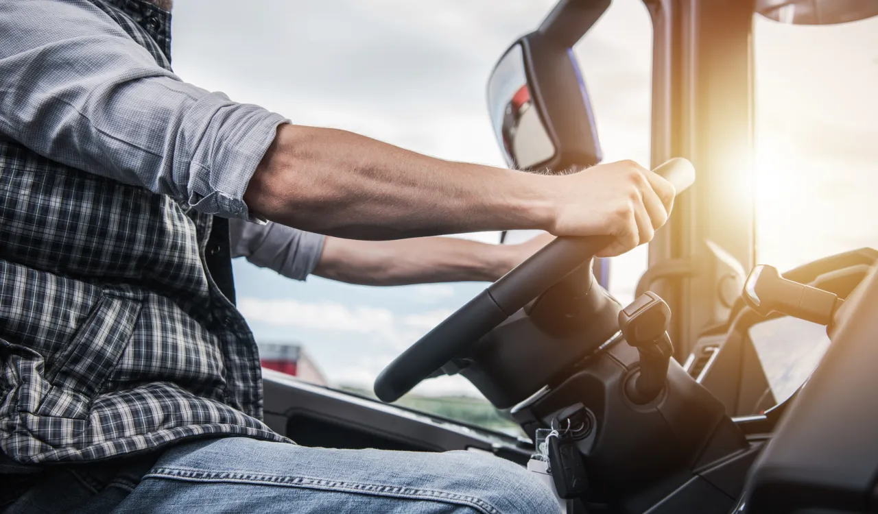 Kierowca ciężarówki: czy warto? Zarobki, koszty, realia zawodu 2024